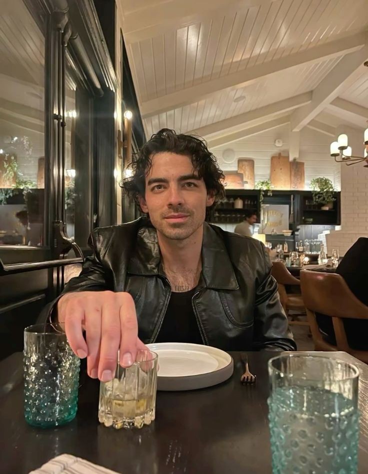 Lonelywarrior3's tweet photo. Mikey Deleasa debe tener una galería de fotos de Joe en restaurantes. Y por supuesto que lo envidio. https://t.co/bCIU6Qx1wJ
