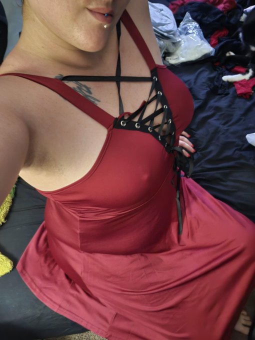 I love how I look in red. Subs what do you think? https://t.co/Y7ey398Xis<a href="/tag/newprofilepic"class="tags"><span>#newprofilepic</span></a>