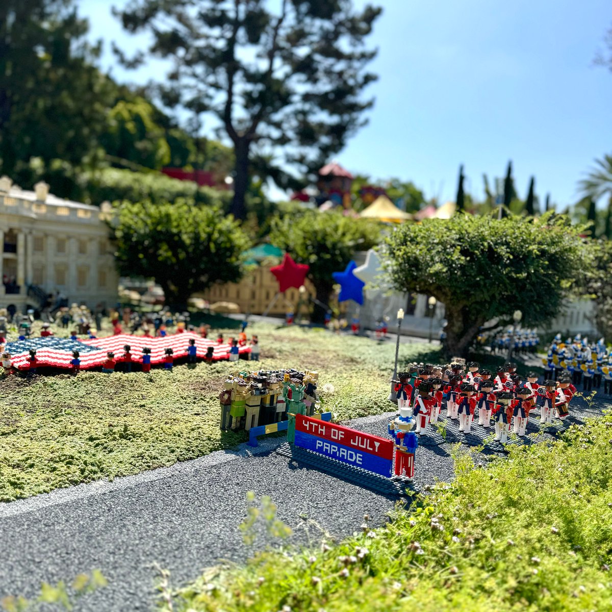 LEGOLAND_CA's tweet photo. Happy Fourth of July from #LEGOLANDCalifornia! ❤️🤍💙
Check out the MINILAND Fourth of July Parade in front of the LEGO White House Lawn in Washington, DC. It will be on display for the month of July!
https://t.co/QyyF7FhsG2
#FourthofJuly #MINILAND #LEGO #LEGOModel #Parade https://t.co/YAGFVMaYRl
