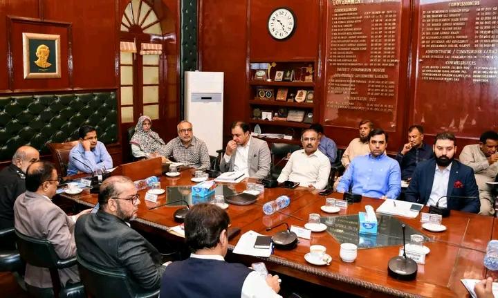 MSdepttKMC's tweet photo. کمشنر کراچی، سید حسن نقوی کی زیر صدارت کمشنر کراچی آفس میں متوقع مون سون بارشوں سے نمٹنے کے اقدامات کا جائزہ اجلاس منعقد ہوا، جس میں کمشنر کراچی کو بلدیہ عظمیٰ کراچی کے سینئر ڈائریکٹر میونسپل سروسز، ذوالفقار علی ابڑو نے نالوں کی صفائی سے متعلق بریفنگ دی https://t.co/Kd368Ybljd