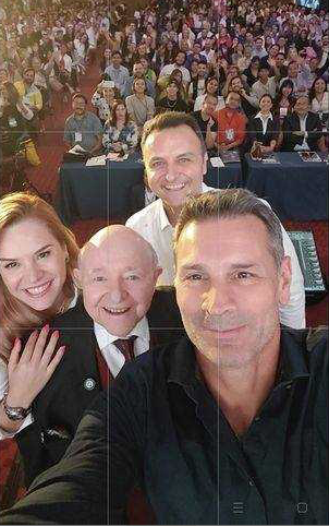 ANPMex's tweet photo. El pasado 28 de junio, en el marco de la XX Cumbre de Comunicación Política, en la Ciudad de Monterrey, N.L., el maestro de la lente @DavidRossZ recibió un  homenaje por su trabajo, que ha hecho del retrato político una alta especialidad en el campo de la fotografía profesional. https://t.co/omeHrgLqTF