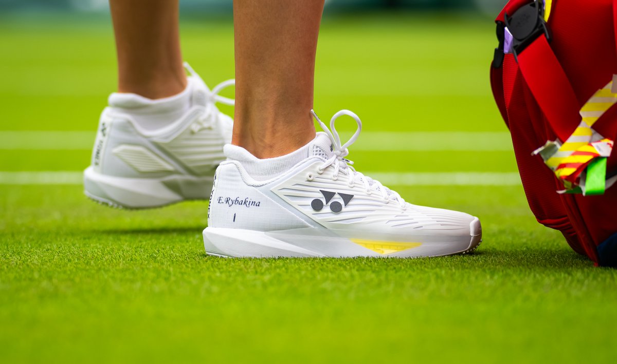 Gets it done ✊

No.4 seed Elena Rybakina prevails over Siegemund 6-3, 3-6, 6-3 to advance once more to Round 3 at #Wimbledon