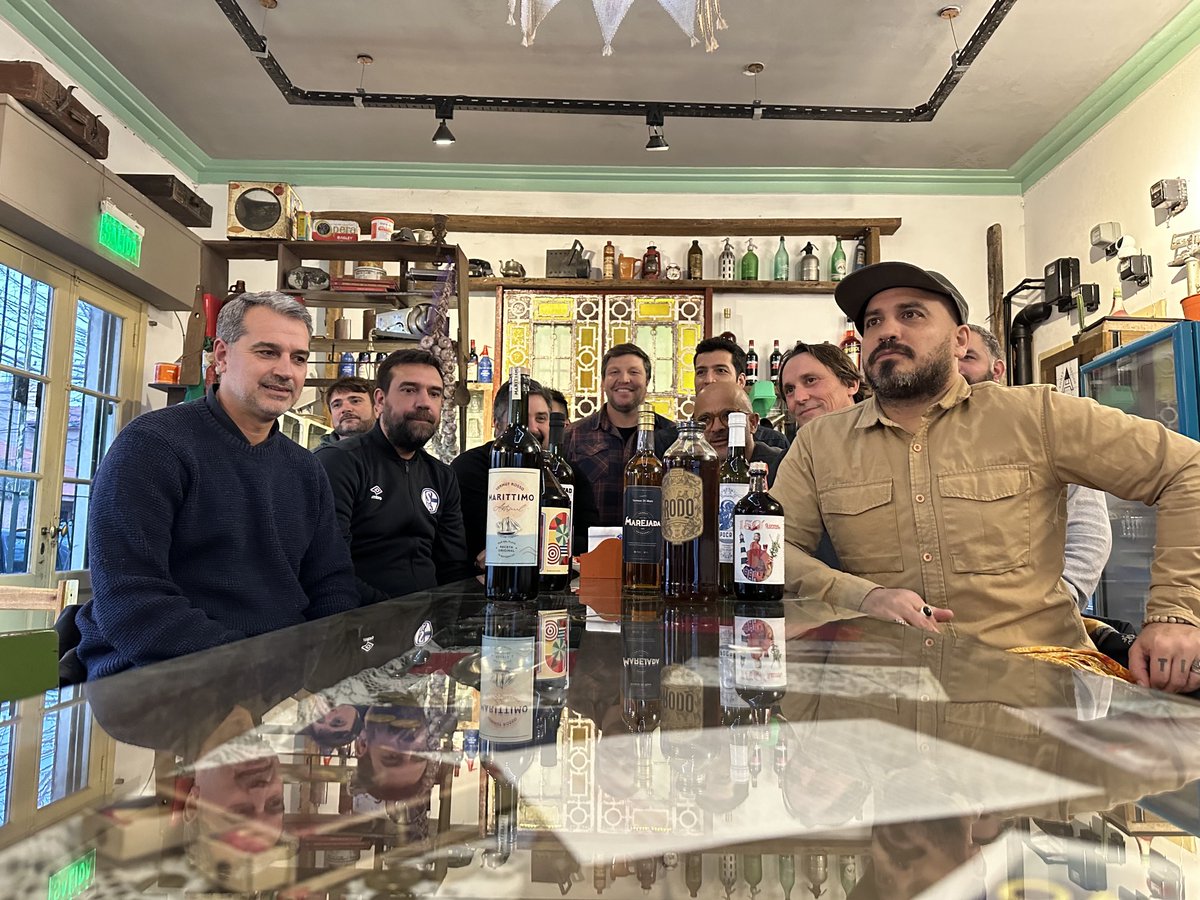 Que linda tarde pasamos ayer haciendo fotos📸con los productores de vermut de Mar del Plata🩵🤍🩵

Que gen emprendedor, con talento y creatividad hay en nuestra ciudad !
Gracias #TresGordos

#VamosMardelPlata👍🇦🇷

⁦<a href="/RevistaCentral1/">Revista Central</a>⁩ ⁦<a href="/leandromarinafr/">Leandro Marina</a>⁩ ⁦<a href="/matiascopic/">Matias Copic</a>