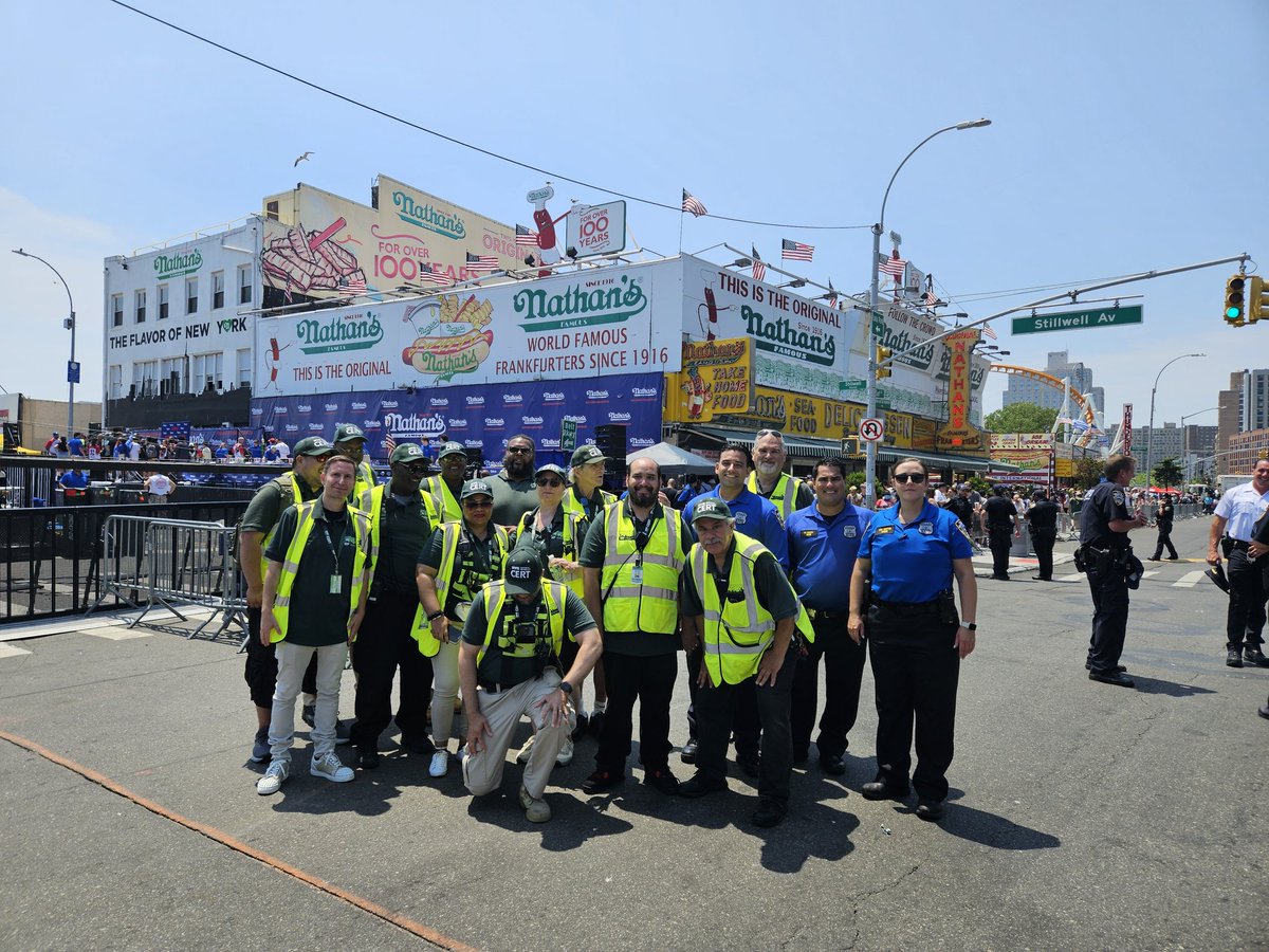 csk8140's tweet photo. @calfarrell @nycemergencymgt @NYPD60Pct  Brooklyn CERT Team from Division 5 &amp; other Division members came out today at the Nathan's eating contest in Coney Island. https://t.co/YbeZFLPBPX
