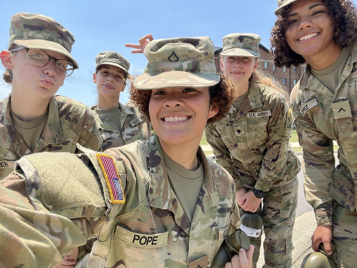 AnetteBowring's tweet photo. One of our very own supporting our country! Proud of you Leilyn Hebert!
#4thofJuly #chilishouma #CGC #Armyproud
@Tee_Triggs 
@SavoieRay 
@taryn_mahaffey 
@neufeldjosh1 https://t.co/aejgNqLGeU
