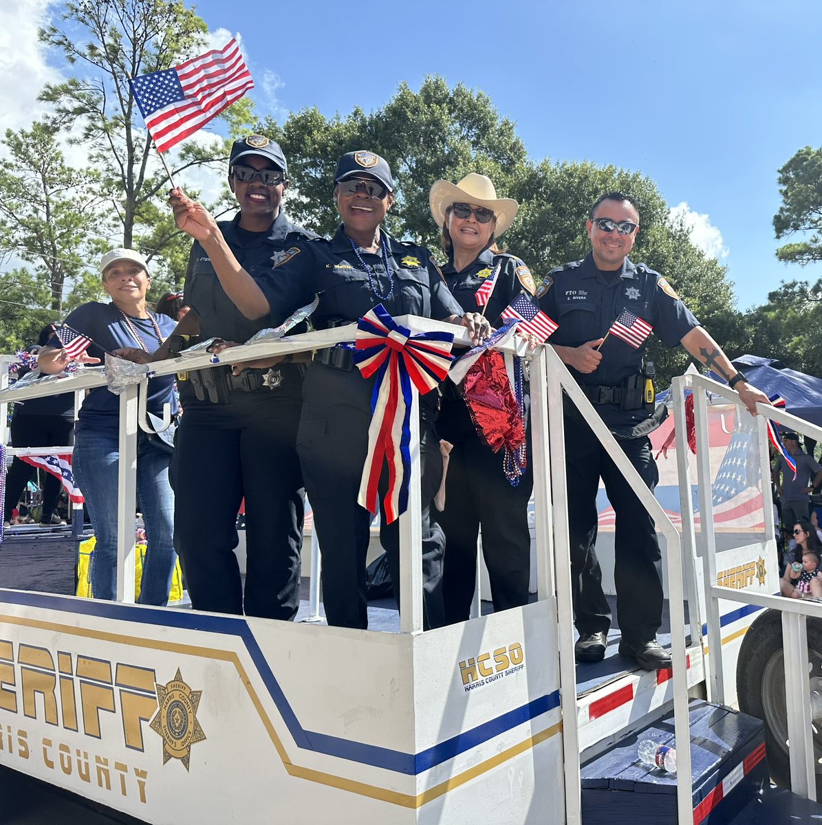 Major Herndon along with Academy Staff joined the Harris County Sheriff’s Office in celebrating the Kingwood 4th of July Parade. 

It was great to see so many residents and participants come together to celebrate Independence Day 🇺🇸

#4thofJuly #FourthOfJuly #hounews