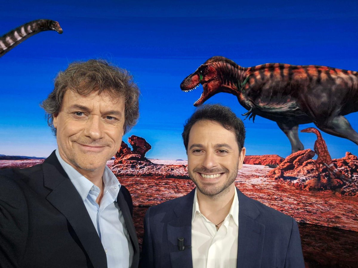 La passione per i dinosauri del paleontologo Alessandro Chiarenza nasce con "Il pianeta dei dinosauri", la serie realizzata con Piero oltre 30 anni fa.
Averlo tra i grandi esperti che ci accompagnano a #Noos è per me un'emozione particolare.