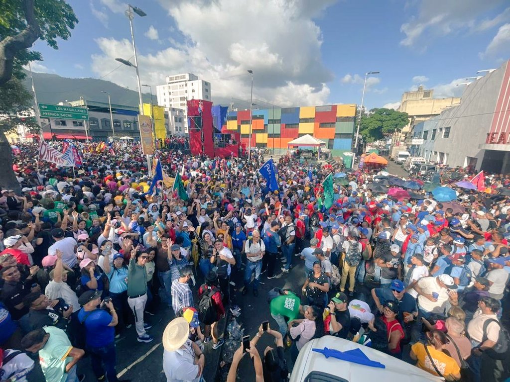 Gabrielasjr's tweet photo. El pueblo junto a @NicolasMaduro construye el #Futuro de bienestar y progreso de Venezuela. 

#MaduroPresidente https://t.co/g3QeVlz86T