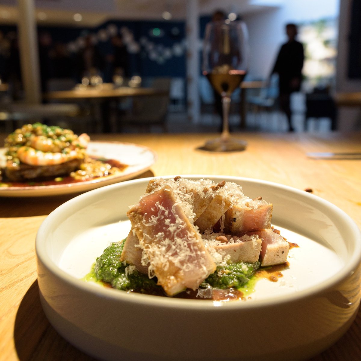 #Alquimista, si te quedan unas semanas para las ansiadas #vacaciones y aún estás al pie del cañón en la oficina, te proponemos una opción fresquita, sana y de temporada para hacer la espera más llevadera: #tataki de #bonito con pesto de <a href="/QuesosHinojosa/">Quesos de Hinojosa</a>  🙌 goo.su/vL2kyb