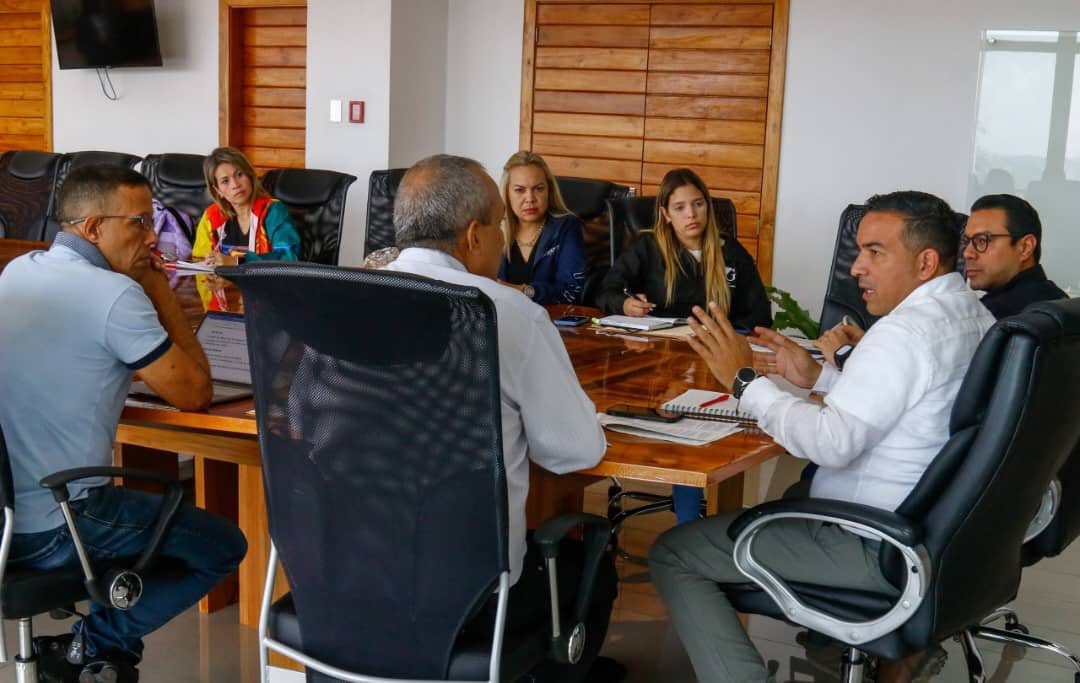 JosueLorcaV's tweet photo. Hoy sostuvimos encuentro con el Min @Hectorsilvavzla y los equipos técnicos-científicos de @MinecOficial y @VeEcomineria, para seguir fortaleciendo las hojas de ruta para el cumplimiento de los compromisos ambientales y el desarrollo sostenible del Arco Minero del Orinoco. 

1/2 https://t.co/VCInF7JCB8