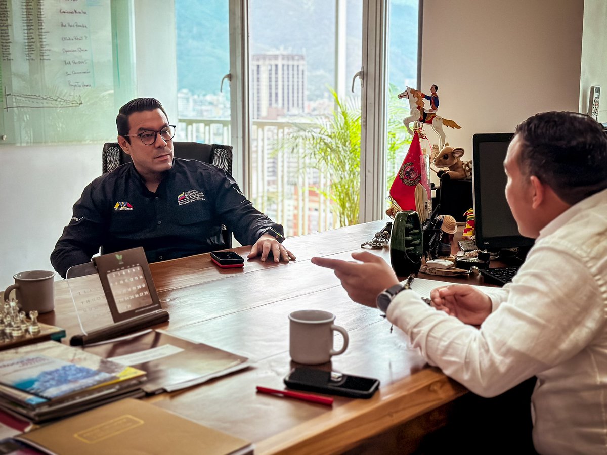 JosueLorcaV's tweet photo. Hoy sostuvimos encuentro con el Min @Hectorsilvavzla y los equipos técnicos-científicos de @MinecOficial y @VeEcomineria, para seguir fortaleciendo las hojas de ruta para el cumplimiento de los compromisos ambientales y el desarrollo sostenible del Arco Minero del Orinoco. 

1/2 https://t.co/VCInF7JCB8