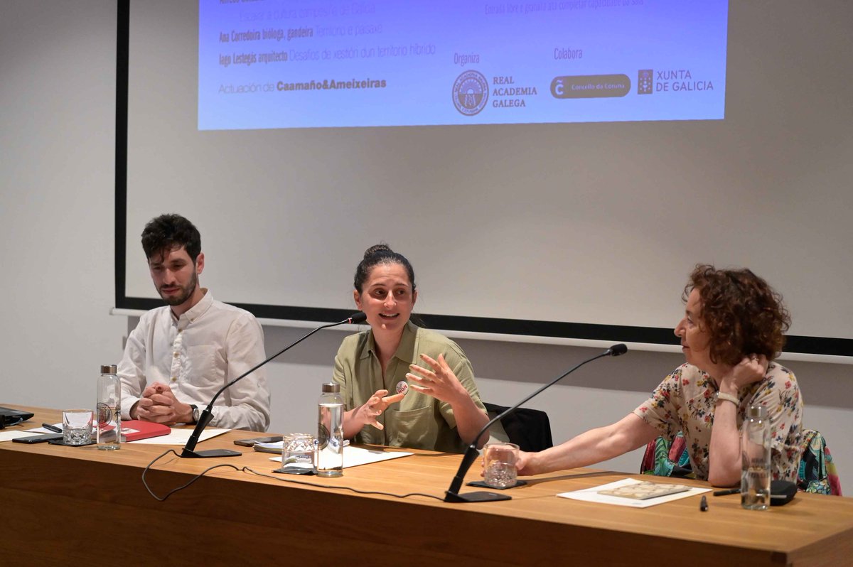 📣 <a href="/anaDaCernada/">Ana DaCernada</a>: "O meu regreso definitivo á aldea interpretouse como un fracaso. Volvín a unha paisaxe deteriorada por un pesimismo condicionado por unha mirada que viña de fóra. Temos que cambiar a imaxe e o relato"
🎦As aldeas galegas: novas olladas ⬇️
youtube.com/watch?v=R8ebVt…