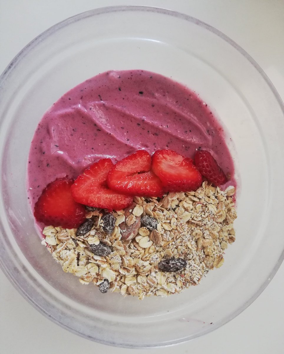 SabeCocina's tweet photo. Smoothie bowl de frutos rojos y plátano, con granola y fresas.
😋😋
#desayuno #Smoothie #comida https://t.co/h6Fuhf3FFm