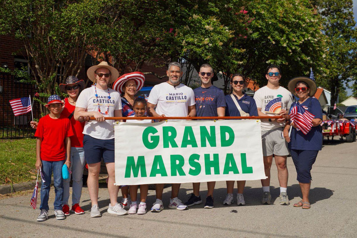MarioforHouston's tweet photo. Happy 4th of July, District H!  🇺🇸

Thank you #LindalePark for asking me to be the Grand Marshal of longstanding Northside tradition.  Saw @RepSylviaGarcia, @CarolforTexas, @SheriffEd_HCSO, @RepMorales145, and @JacksonLeeTX18’s team along the parade route. https://t.co/BVBuQA3qGF