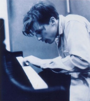 Concebimos la música clásica como algo fijo, inamovible; casi como grabada en piedra.

Pero hay un pianista que se atrevió a hacer lo que quiso con ella. 

Y a día de hoy, aún no está claro si era un genio o un arrogante. O ambas cosas.

Hoy, en #LaHistorietaMusical, Glenn Gould.