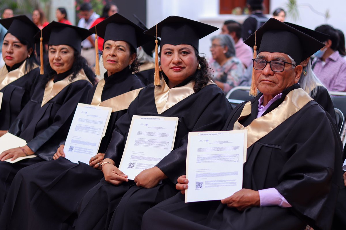 El día de hoy, se graduaron 22 Adultos Mayores del (CCAM) “Huellas Mayores por <a href="/Tiendas_OXXO/">Tiendas OXXO</a>”, culminando los cursos de manejo de windows, internet y publisher.

El <a href="/DIFMpalOax/">DIF Municipal Oaxaca</a>, hace dos años, inauguró el Centro de Capacitación para Adultos Mayores (CCAM).