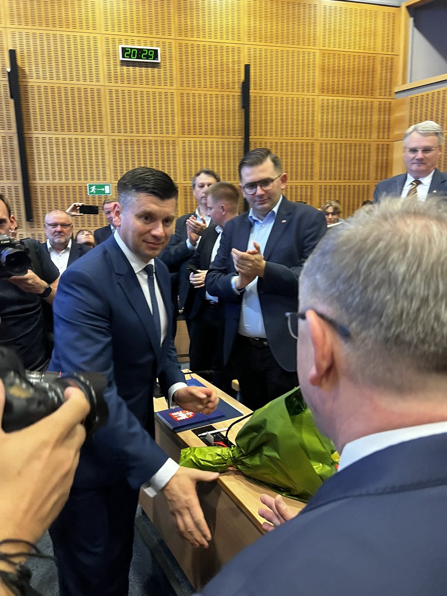 Koniec patu w małopolskim Sejmiku! <a href="/Smolka_Lukasz/">Łukasz Smółka</a> z <a href="/pisorgpl/">Prawo i Sprawiedliwość</a> marszałkiem Małopolski. 
22 głosy za - ktoś z opozycji też poparł tę kandydaturę. <a href="/Radio_TOK_FM/">Radio TOK FM</a> <a href="/TOKFM_NEWS/">Informacje TOK FM</a>
