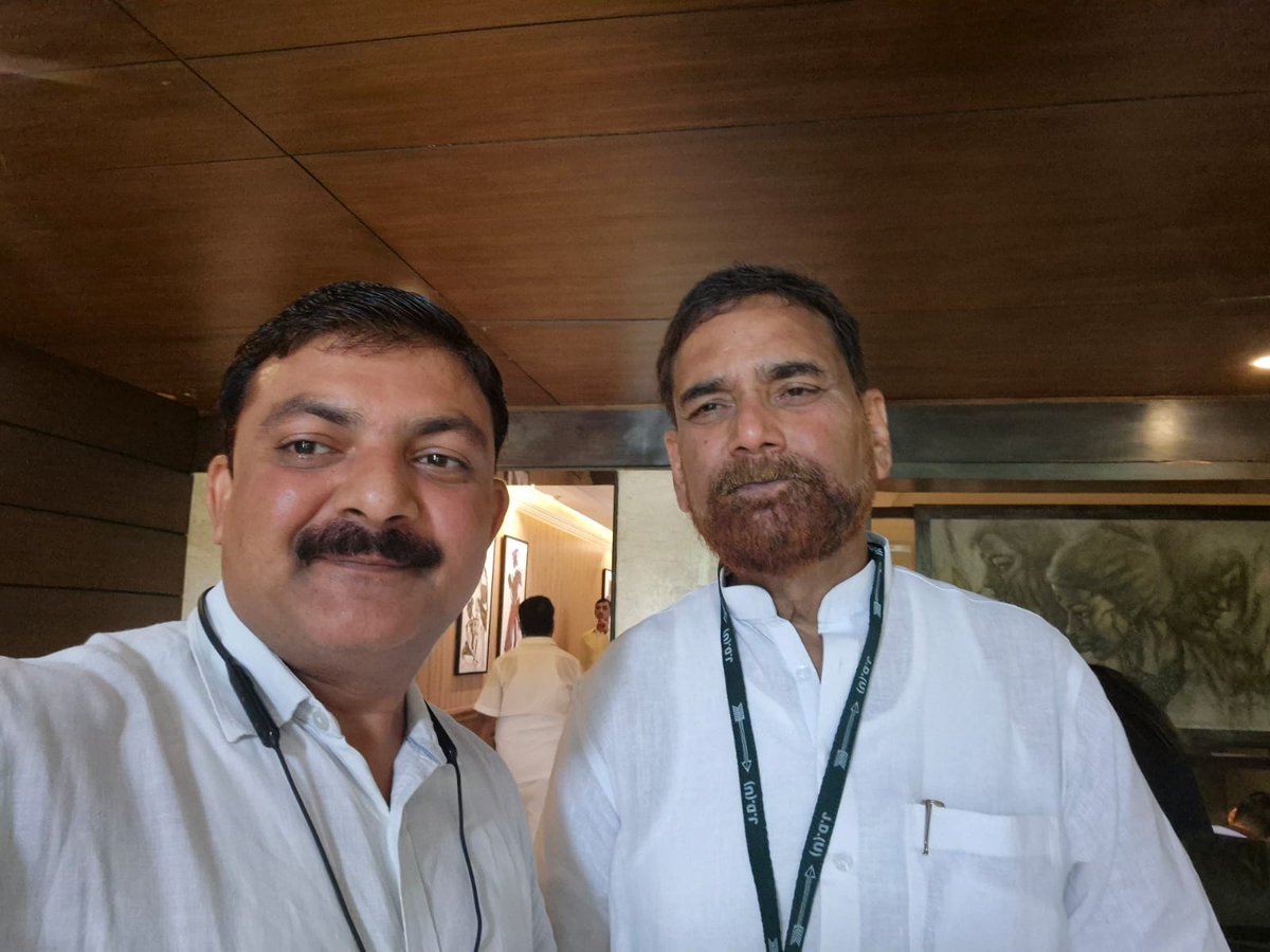 VineetK85020451's tweet photo. आज मुझे बहुत प्रशन्नता हुई जिस मुहीम को आज आप आगे ले जा रहे है इसकी चर्चा विगत 1 महीने पहले मैंने @Jduonline के श्रवण आदरणीय @afaquejdu सर से की थी। मैंने कहा था कोशी नदी का पानी व बांढ की समस्या से निदान पाना बिहार के लिए बहुत जरुरी है जिसके लिए एक डैम बनाया जाए और पानी को सिचाई के लिए संरक्षित किया जाए। 
2- दूसरी समस्या मैंने बिहार की बंद सभी चीनी मिलो को सरकार के संरक्षण मे लेकर शुरू किया जाए, जिससे वहाँ का पलायन रुक सके और लोगो को रोजगार प्राप्त हो। आप खुद माँ रहे की बिहार की जमीन बहुत उपजाऊ है तो क्यों न हम उसे क़ृषि उत्पादन के रूप मे आगे बढ़ाये, जिससे किसानो की आय दुगनी हो सके।.

3- तीसरी बात जो सबसे पहली बात मैंने सर से कही थी की बिहार के प्राथमिक स्कूलों को मॉर्डन बनाया जाए। क्योंकि विगत मे हमने देखा की बच्चे गर्मी के कारण बेहोस हो गए थे उनको समुचित व्यवस्था उपलब्ध कराई जाए। क्योंकि बिहार ही एक ऐसा प्रदेश है जो प्रतिभा को उभारने मे भी बहुत उपजाऊ है बशर्ते नकल माफियाओ पर पेपर लीक पर एक कमेटी का गठन कर इस दाग़ को मिटाया जाए।
माननीय राष्ट्रीय कार्यकारी अध्यक्ष @SanjayJhaBihar
Ji आपकी इस पहल का मै तहेदिल से स्वागत करता हूँ और साथ ही साथ मेरे अन्य सुझाव पर भी ध्यान दे ताकि बिहार को हम 1 नंबर पर ला सके। ये एक उत्तर प्रदेश के कार्यकर्ता का सपना है।

एक महत्वपूर्ण बात और आपके संज्ञान मे लाना चाहता हूँ की 28जून व 29 जून को मै अपने सर्वमान्य यशस्वी नेता माननीय @NitishKumar ji से मिलकर रेलवे के अप्रेन्टिस के बेरोजगार युवकों के लिए one Time सेटलमेंट की मांग किया जिसके लिए उन्होंने आपको माननीय रेलमंत्री @AshwiniVaishnaw ji से मिलकर अप्रेन्टिस किए युवकों के समायोजन के लिए बात करने को अधिकृत किया। मेरा विनम्र आग्रह है की इन सभी मुद्दों को आप संज्ञान लेगे और इसके निराकरण का प्रयास करेंगे।
1999 से आज तक मैंने पार्टी के प्रति वफादारी निभाई है लेकिन गलत को गलत भी बोलना मुझे मेरी पार्टी ने सिखाया है यही हमारी पार्टी की असली विचारधारा है और अभिव्यक्ति की आजादी दी है।

मुझे पूर्ण विश्वास है की आप jdu के इस छोटे से सिपाही की गुहार अवश्य सुंनेगे। 🌹🙏🌹