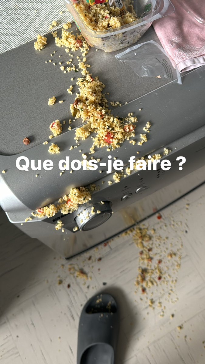 ynwiiy's tweet photo. À défaut d’avoir du sable entre les doigts de pied j’ai du taboulé :( 
« A l’orientale » https://t.co/HEsT5nMn69