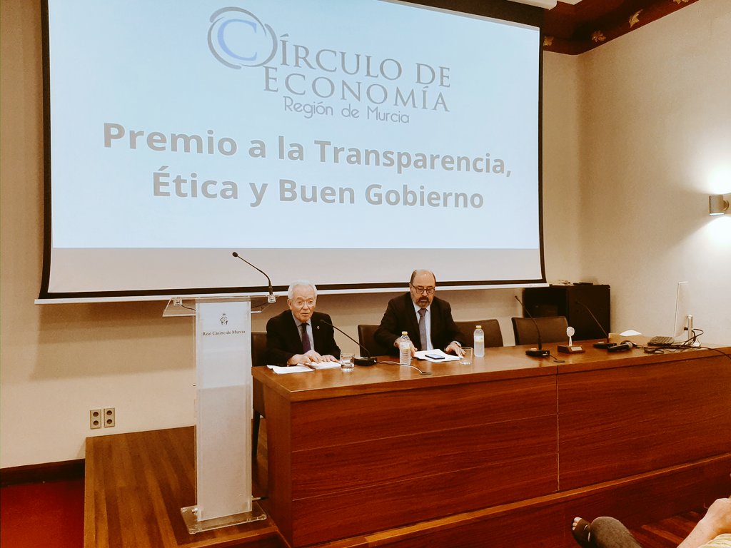 circuloeconomia's tweet photo. Hoy instauramos el Premio a la Transparencia, Ética y Buen Gobierno del Círculo de Economía de la Región de Murcia. En esta primera edición se entrega a D. José Molina Molina a título póstumo. https://t.co/ydy0PELs4Y