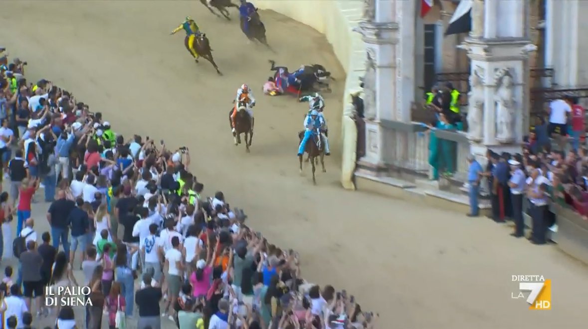 glfelicetti's tweet photo. Fantastico. Cadono cavalli al #PaliodiSiena (quelli che amano tanto a parole, poi se si schiantano chi se ne frega) ma non sono degni di nota nella diretta di Pardo su @La7tv così come per l’agenzia Ansa @AnsaToscana https://t.co/j9KNdXl0N2 che parlano solo di fantini caduti https://t.co/6JG43qNCcB