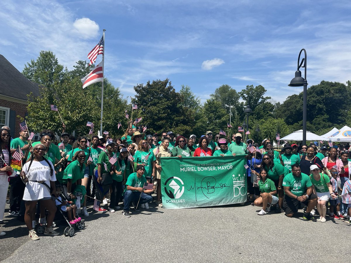 SecretaryofDC's tweet image. Happy 4th of July DC! 🇺🇸🎆

Today, I had a great time walking with the Mayor in the annual 4th of July Parade in the Palisades. I was thrilled to be joined by my staff, and our guest of honor @OMarkarova. Thank you for joining us Ambassador! #WeAreDC #TeamOS