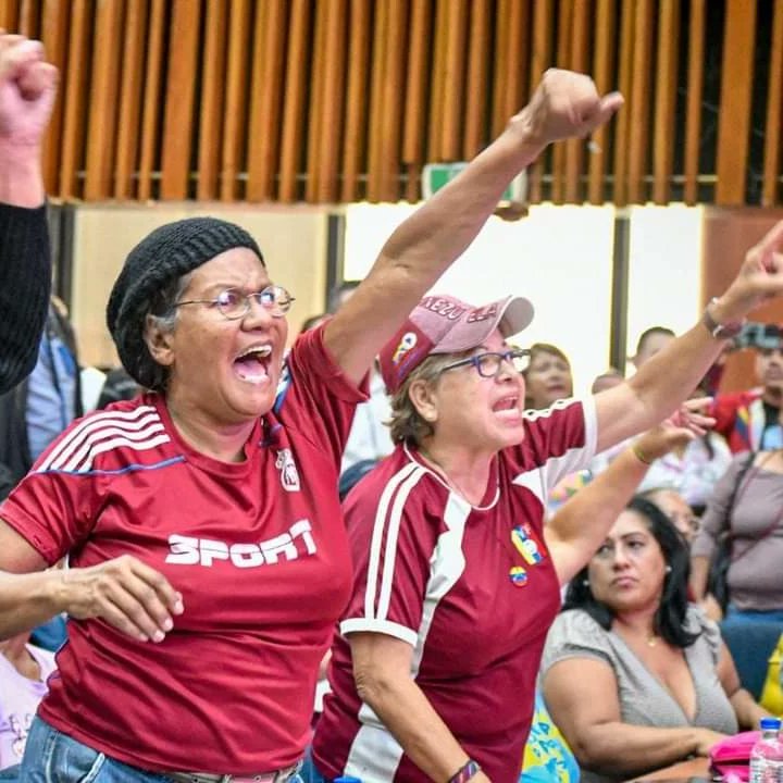 ArangurenAlex1's tweet photo. Con mucha euforia y alegría, desde la Sala Plenaria Darío Vivas, en Parque Central, se realizó una reunión para afinar detalles del inicio de campaña electoral que arranca hoy jueves #4Julio 🥳

Desde ya inicia la movilización de fuerzas que nos llevará al triunfo de éste 28J 👊 https://t.co/cKgHBBecub