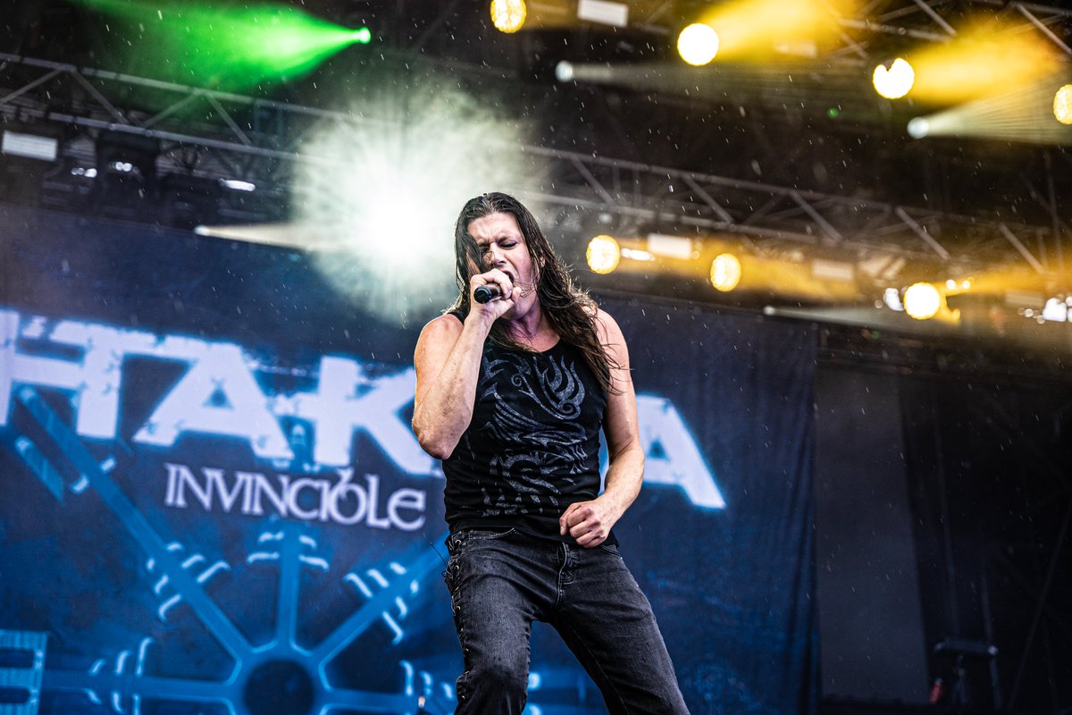 🎸 There is a specific song that perfectly matches these two pictures. Here's a hint: It's not by SHAKRA. What could it be? 🤔 #cyrilmontavon #markfox #rogertanner #thomasmuster #thomblunier #shakra #shakraband #live #concert #swiss #swissmusic #hardrock #metalmusic #heavymetal