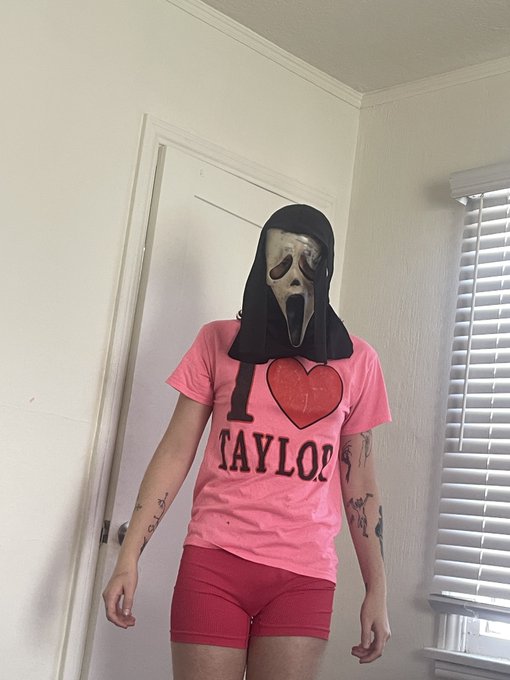 Said I was feeling upset so my wife came in the room and did this? https://t.co/vPRSp4JctC