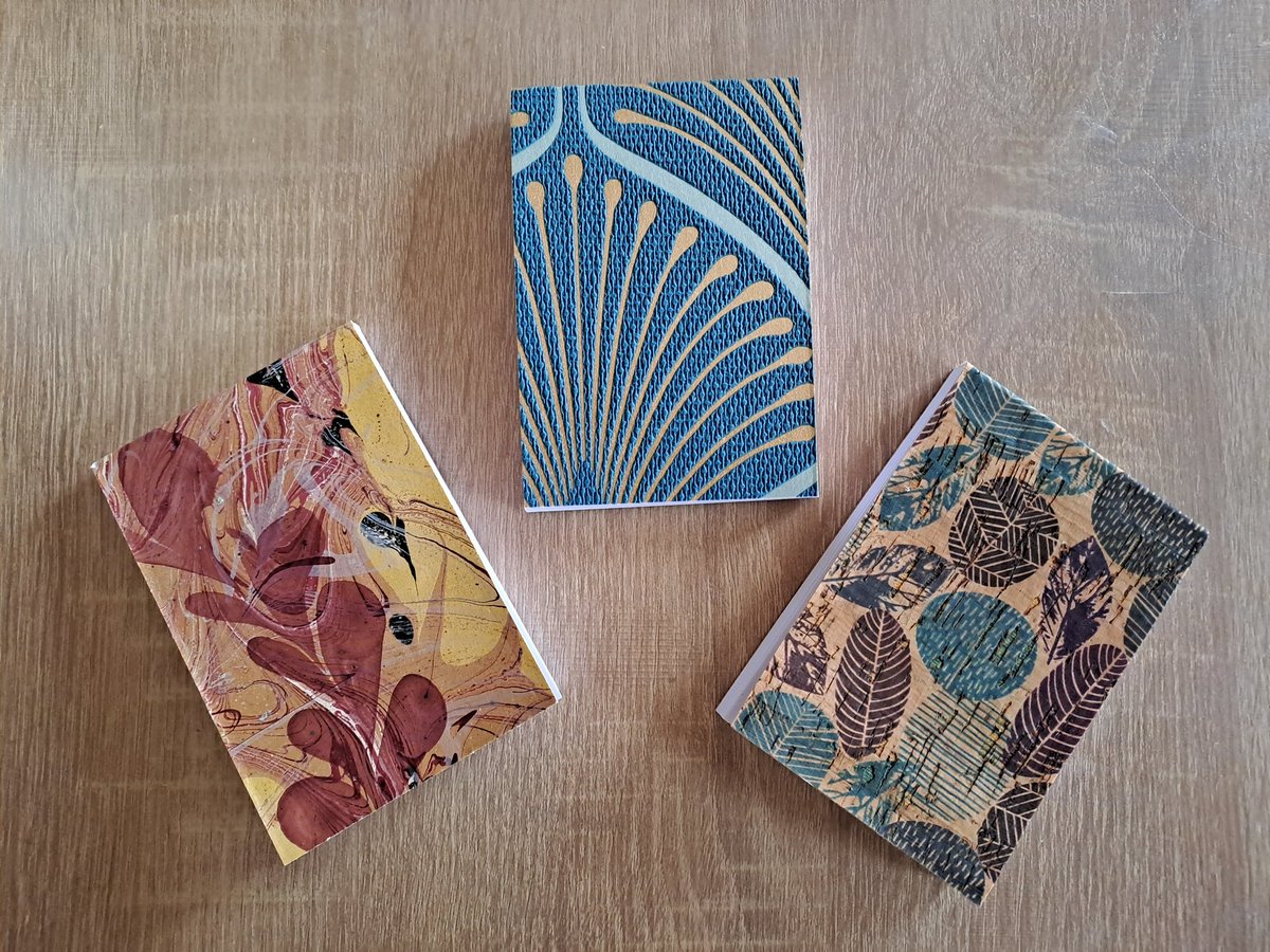 R_Franceaise's tweet photo. Nouveautés du jour !

 Minis blocs-notes de 10,5 x 7 cm, en papier ou toile. Vous pouvez dès à présent retrouver ces mini blocs-notes sur le site de l'entreprise. Un petit cadeau pour (se) faire plaisir à petit prix !

#reliure #artisanat #bookbinding #book #livre #blocnote https://t.co/3MvpZS7Qgw