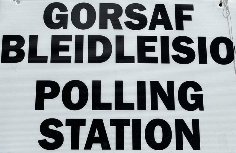 Pleidleisio trwy'r post y tro hwn? Gwych! Heb bleidleisio eto? Gwnewch yn siŵr i bleidleisio heddiw! (Mae’r Gorsafoedd Pleidleisio ar agor o 7yb tan 10yp). Peidiwch ag anghofio mynd â'ch ID llun gyda chi i'r orsaf bleidleisio 🗳. #Pleidleisiwch 🏴󠁧󠁢󠁷󠁬󠁳󠁿