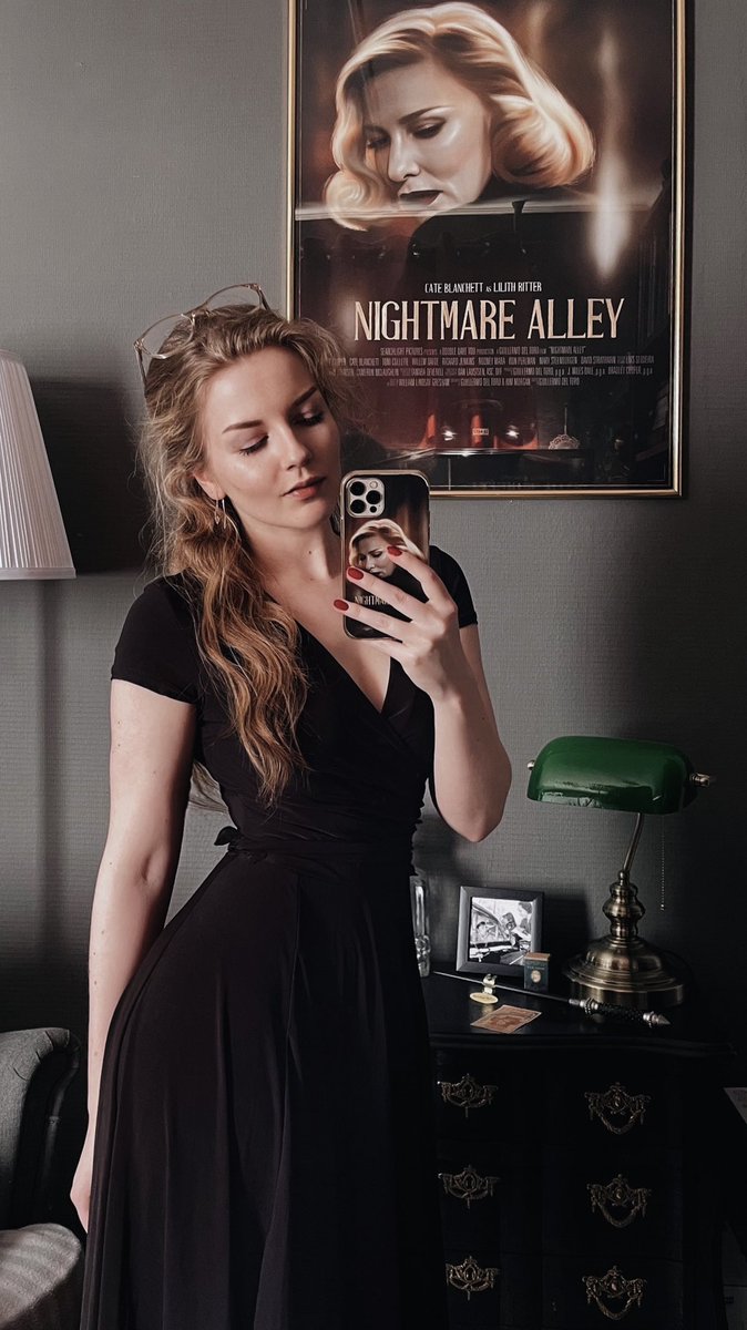 Just a selfie while Cate Blanchett is judging me in the background…