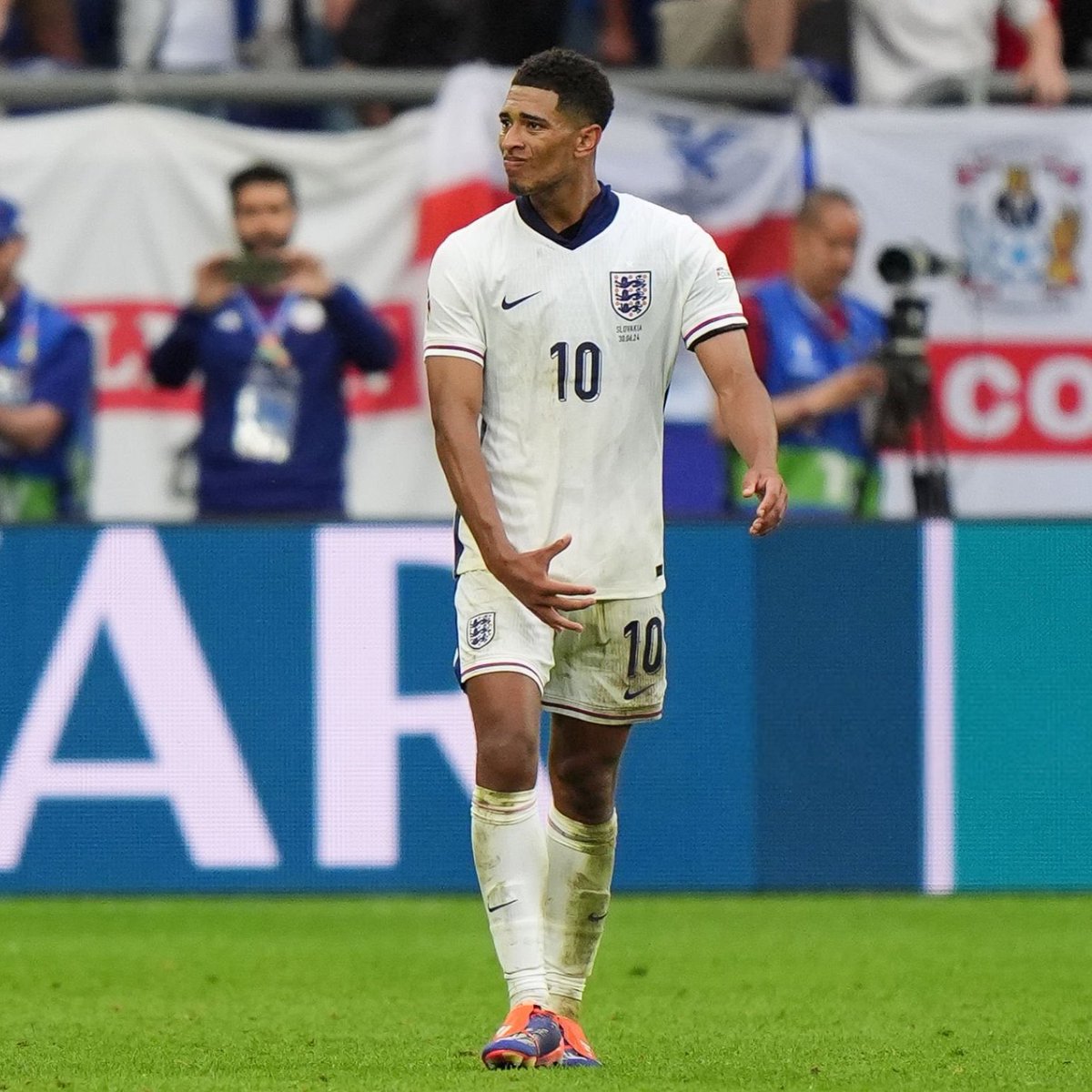 Jasons_JaysHub's tweet photo. Disrespecting the opponent and their fans vs. expressing pride in one’s nationality.

€20,000 fine vs. 2 game suspension.

@UEFA you are a joke. Shame on you. https://t.co/Y9Oltd6ZLG