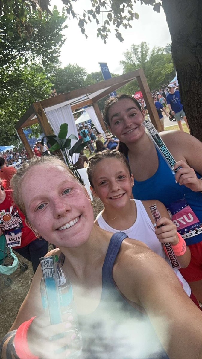 Happy 4th 🇺🇸 💥 

Freedom isn’t free. 💭 of my granddad today -who is a US Army combat veteran - thank you to him &amp; everyone else who serves our country.  

Thankful for good soccer friends - ran my first Peachtree Road race today - 6.2 miles in the ATL heat.  

#maryinthemiddle