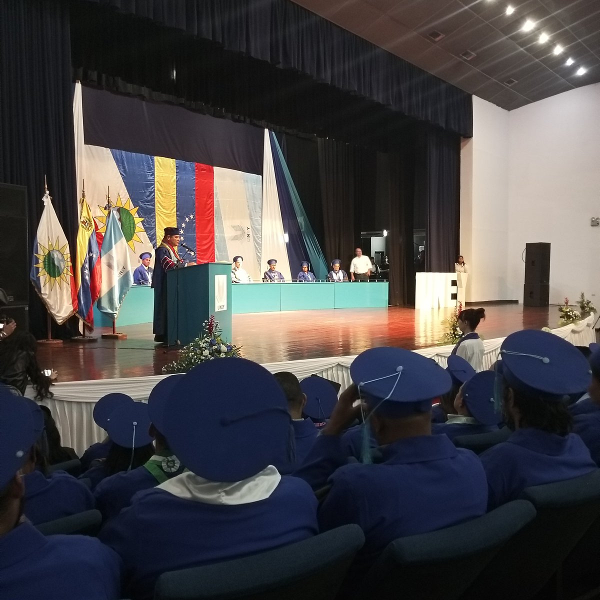 Uney graduó 142 profesionales de Ciencia y Cultura de la Alimentación; Ciencia del Deporte;  Diseño Integral Comunitario;  Instrumentación y control asi como Turismo en la mañana de hoy en el Teatro Jacobo Ramírez.