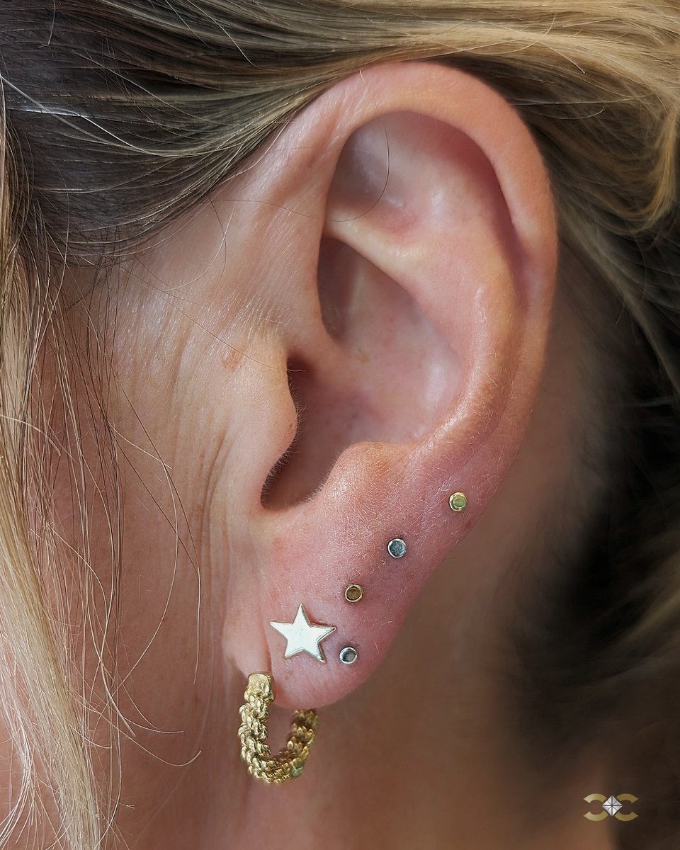 PiercerCharlie's tweet image. You deserve the best! Our classic disc jewelry in 18k solid gold adds timeless charm to your style. ✨💫 #NewPiercings #GoldDiscs
✨Flat Disc Push-In Stud Earring, 18k Yellow Gold
✨Flat Disc Push-In Stud Earring, 18k White Gold piercercharliescreations.ie/piercing/