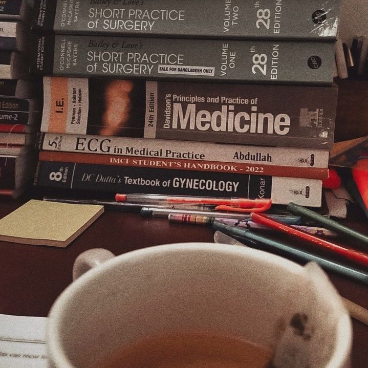 chaptersofhel's tweet image. 🔍 search: #studytwt | #studytwtbr

🔬 lele, 26, ela/dela
🎯 tolc-med (vestibular italiano) 
💗 livros, café, medicina, idiomas &amp;amp; fórmula 1

↻/♡ = to be mutuals
