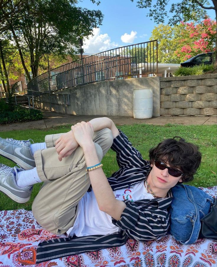 mitchmeinhell's tweet photo. @ 𝗵𝗲𝗹𝗹𝘇𝗶𝗻𝗴𝘇 ✔️ posted on instagram! 📸

fuck the holiday, I'm here to remind you guys to save some time for those you love the most and the causes you believe. (Yes I have legs) @𝗺𝗶𝗸𝗮𝗺𝗳𝗹𝗱 // FREE PALESTINE 🇵🇸 CEASEFIRE NOW https://t.co/PyPAAVE8yt
