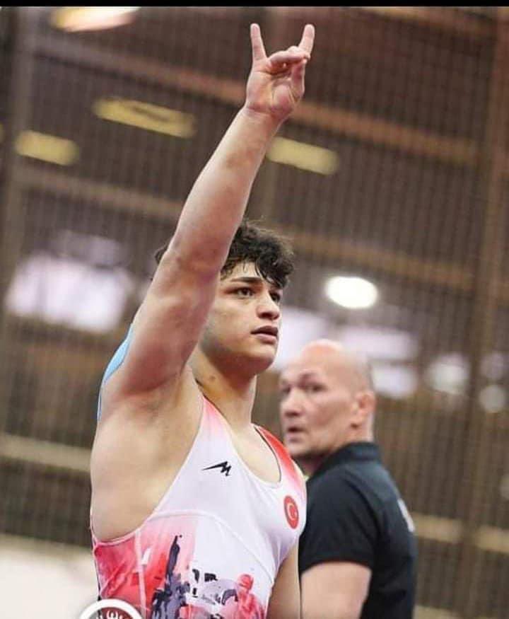 Sırbistan’da düzenlenen U20 Avrupa Şampiyonası’nda grekoromen stil 82 kilogramda Avrupa Şampiyonu olan milli sporcumuz Alperen Berber'i tebrik ederiz

Bir Bozkurt Yeter İtin Onlarcasına 🇹🇷🤘
#AlperenBerber