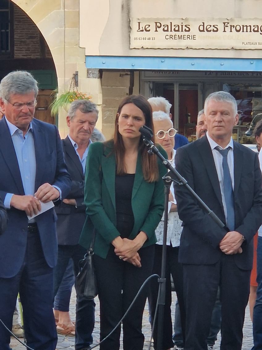 philippefolliot's tweet image. #Realmont symboliquement place de la république au pied  statue #Marianne grand rassemblement autour de ⁦@PBonnecarrere81 et ⁩ ⁦@JulieCapoOrtega⁩ avec ⁦@ClaireFita⁩ ⁦@ramond_christ⁩ et élus et citoyens de # sensibilités pour nos valeurs et amour de la 🇫🇷
