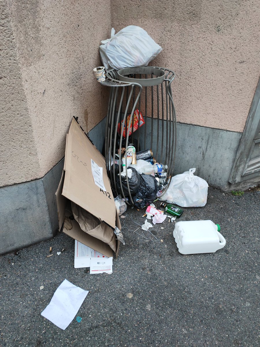 FBRIEG's tweet photo. @David_Belliard @EcoloParis75 @ValentinHauy @handicap_paris @EELVParisCentre @Paris Les malvoyants sont confrontés à l'état des trottoirs et des rues : les ordures qui jonchent les trottoirs, les bacs de végétalisation qui pourrissent disséminés sur les trottoirs, les trous partout...
et vous dites "faciliter leurs déplacements" par votre #saccageparis 🤔❓ https://t.co/71xDUyV3N4