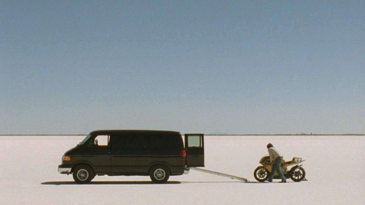 بود كلاي ودراجته الناريه يتأرجحان أمام مكنسه طباشيريه لا يوجد احد فيها سوى نفسه يمشي لأميال حولها ، يبحث عن شيء مستحيل وهو خائف جداً من القتال من خلال النمو الزائد للذنب والغضب والحزن والغيره وكلها مخالب شائكه ، أحياناً يتحرك داخل صدره كائن حي ويخدشه من الداخل ليجعله يبكي !