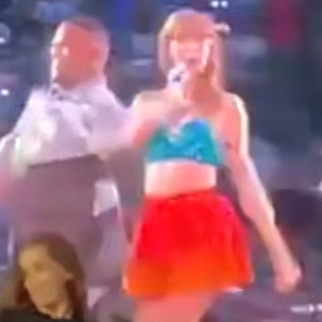 tswifterastour's tweet photo. 🚨| TAYLOR SWIFT STUNS IN NEW "1989" OUTFIT AT TONIGHT'S SHOW OF 'THE ERAS TOUR' IN AMSTERDAM! #AmsterdamTSTheErasTour https://t.co/vKYoxv3REU