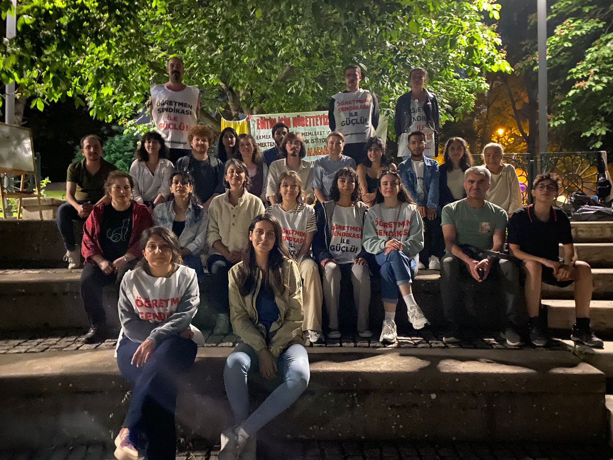 umutsenege's tweet photo. Yıllardır özel sektörde çalışan öğretmenlere kölelik koşulları dayatılıyor. 

Bu dayatmaya karşı mücadeleyi büyüten Özel Sektör Öğretmenleri Sendikası günlerdir #EğitimNöbeti’nde

Sesleri olalım, mücadeleyi büyütelim.
 #TabanMaaşıBekliyoruz https://t.co/T97s7yEYN7