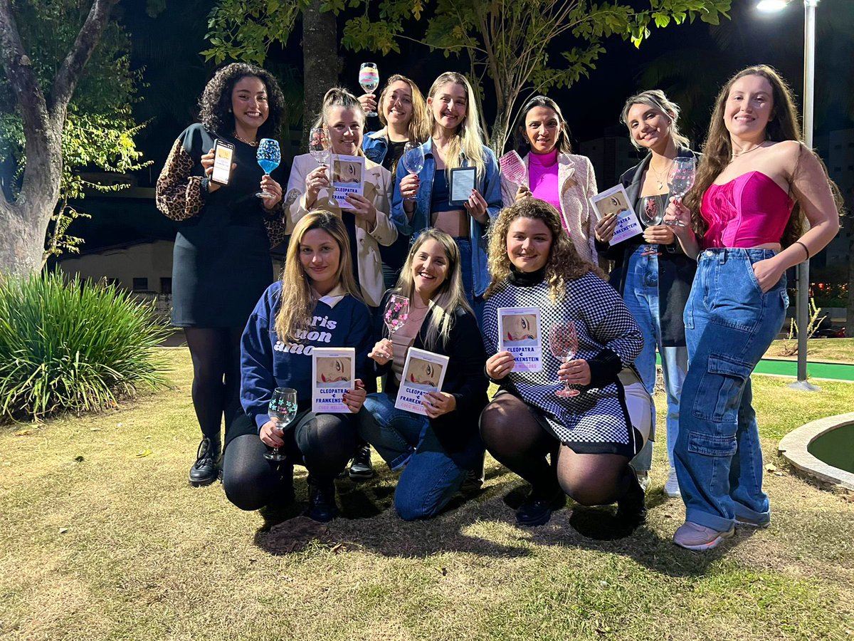 analidiasilva_'s tweet photo. Encontro do clube do livro Cleópatra e Frankstein 🤍 https://t.co/0192ZfmFSt