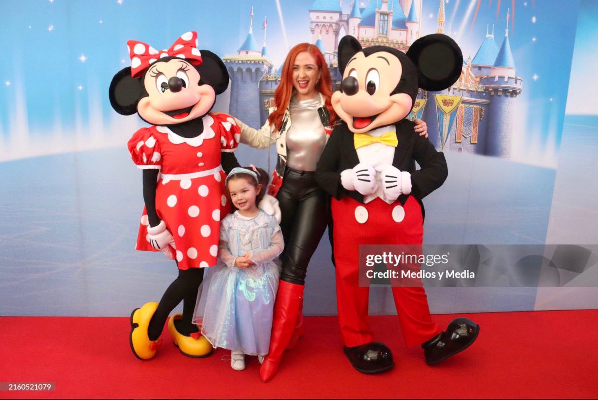 Así nos fuimos con la sobri chic, al estreno #redcarpet de #DisneyOnIceMx !! Les gusta nuestros #ootd ? 
Estuvo muy mágico ✨❄️

Thanks a mis chics de <a href="/EscenarioOCESA/">Escenario OCESA</a> por la invitación! We love u 💖