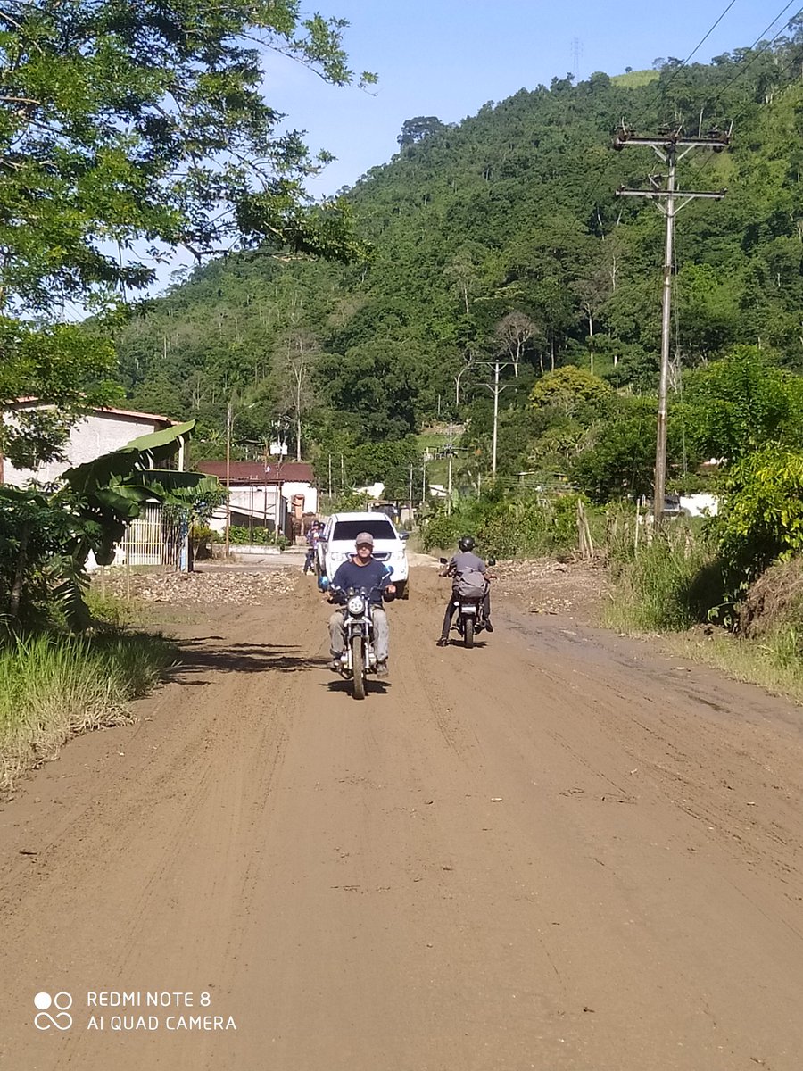 LuisEQuinteroA's tweet photo. Así se encuentra el paso vehicular en la troncal 008, especialmente a la altura de Quebrada del Barro. 9:22 am y aún no han desplegado maquinaria por parte de las autoridades correspondiente, solicitamos respuesta a esta situación. https://t.co/Q1hTvtVqGu