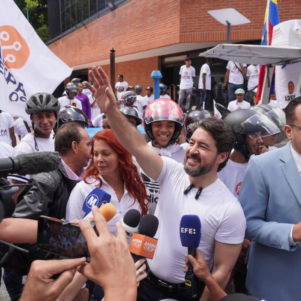 elgochoceballos's tweet photo. 25 años de conflicto y mal gobierno han afectado al país #MaduroEsHambre

Oficialmente iniciamos la campaña Electoral de la #AREPA 🫓 recorriendo las calles de Caracas en un tractor, que representa el campo venezolano, que representa el empuje, la energía, la fuerza que le queremos imprimir a este país, la producción que significa el desarrollo y la prosperidad. 

Seguimos firmes con nuestra propuesta del #pactodelaesperanza 🇻🇪 para que el 28 gane quién gane ¡Los venezolanos no pierdan más! que se resuelvan los problemas de la gente.

#VotaArepaDigital 
#CeballosPresidente
#elgochoceballos
#tractor
#sembremoslaesperanza #elecciones2024 #VenezuelaDigital
#venezuela #esperanza #noticiasvenezuela #eleccionespresidenciales