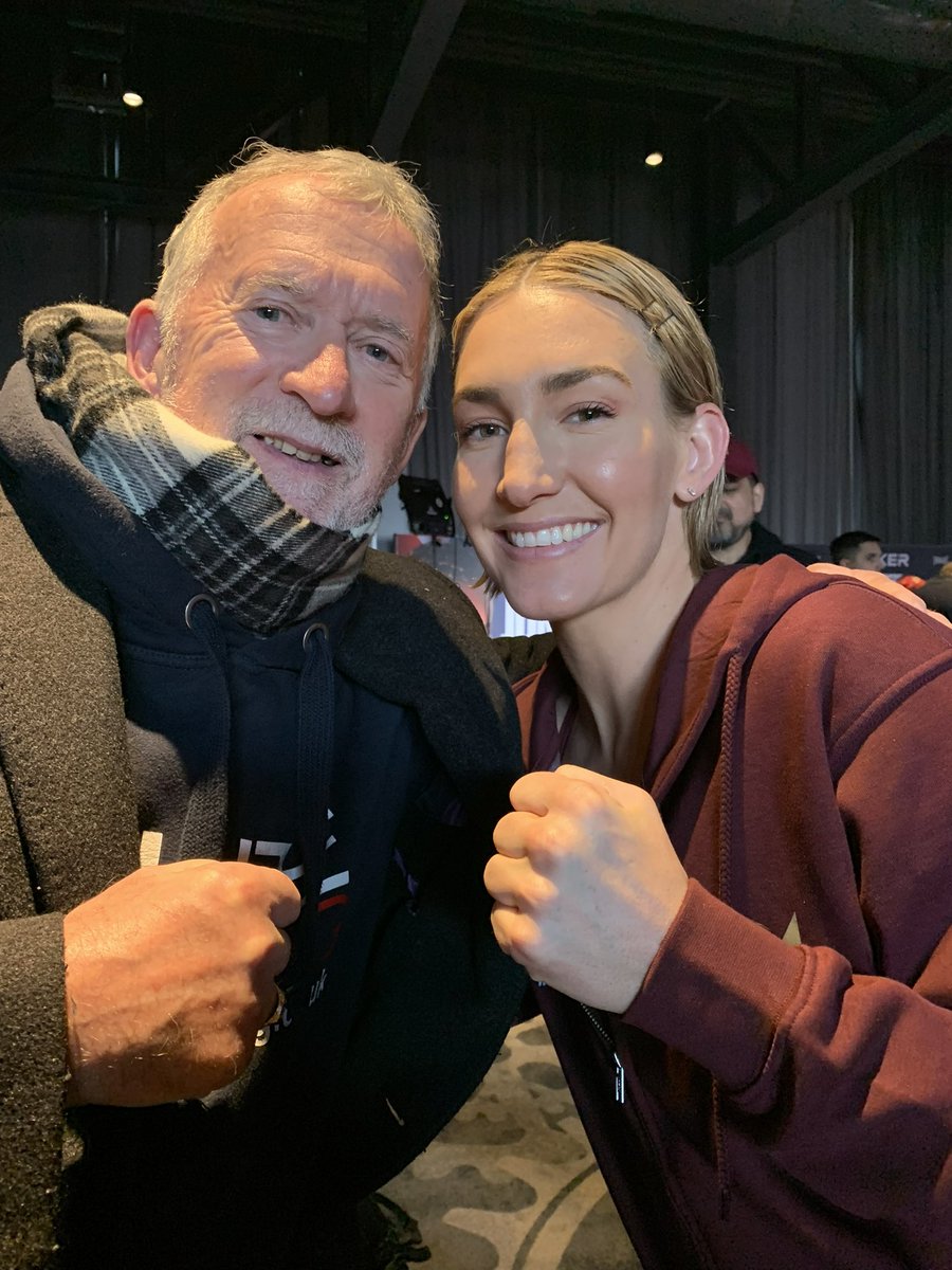 Boxingf21972820's tweet photo. @MikaelaMayer1 Happy birthday 🎂lovely to meet you in the uk🙌👊🏻 https://t.co/WdXiUeaVns