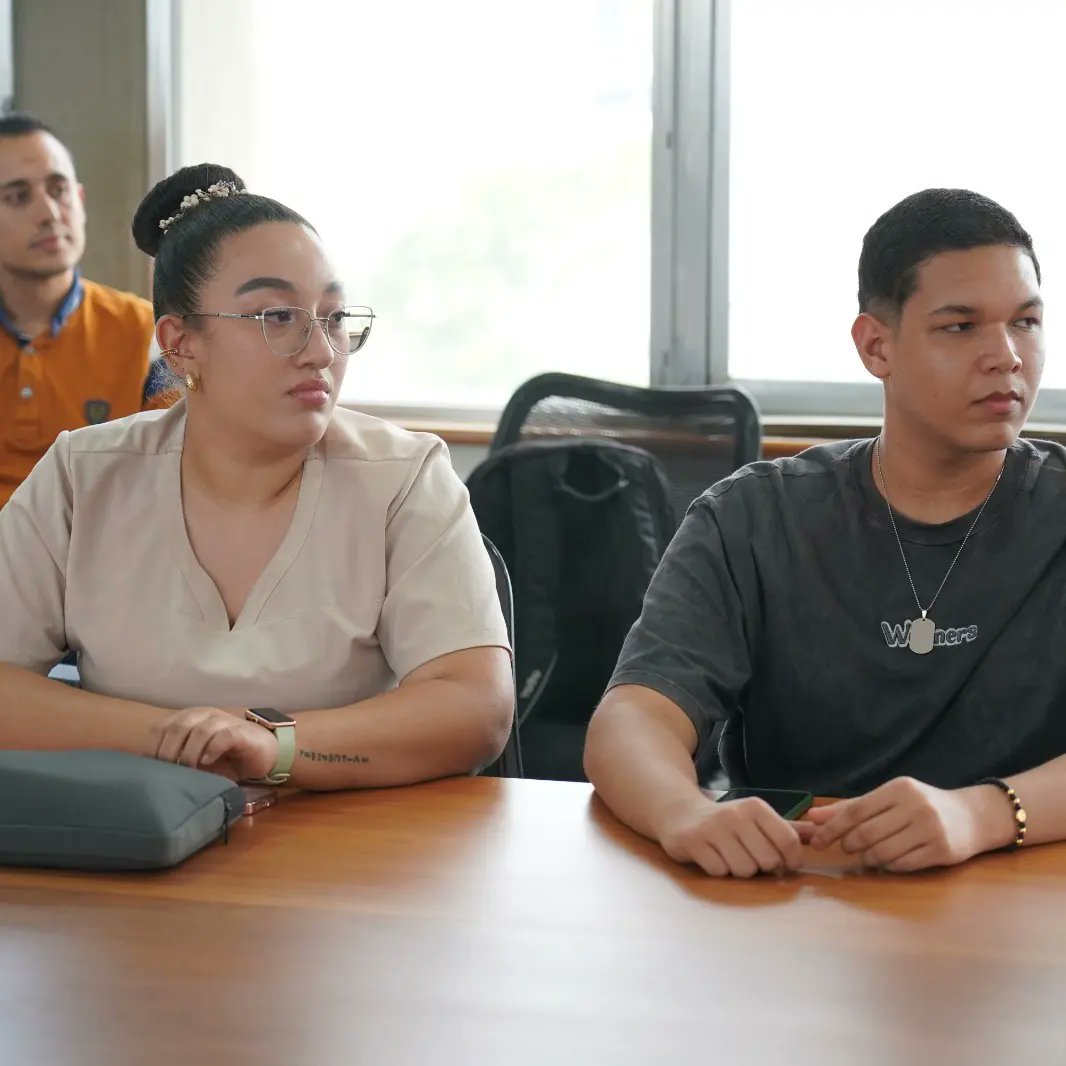 SENA_Antioquia's tweet image. Nuestro Director Regional (e) @johnalbeirogir entregó los uniformes a los 11 aprendices de los distintos Centros de Formación, que nos representarán en la eliminatoria nacional de la competencia de #WorkSkills en Barranquilla en 9 distintas habilidades. 

#EstudiaEnElSENA